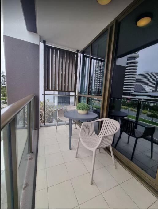 Broadbeach Stunner Modern And Central Gold Coast Bagian luar foto