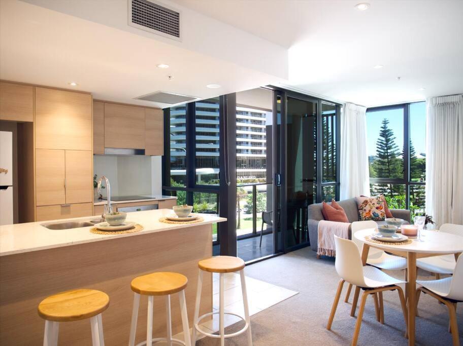 Broadbeach Stunner Modern And Central Gold Coast Bagian luar foto