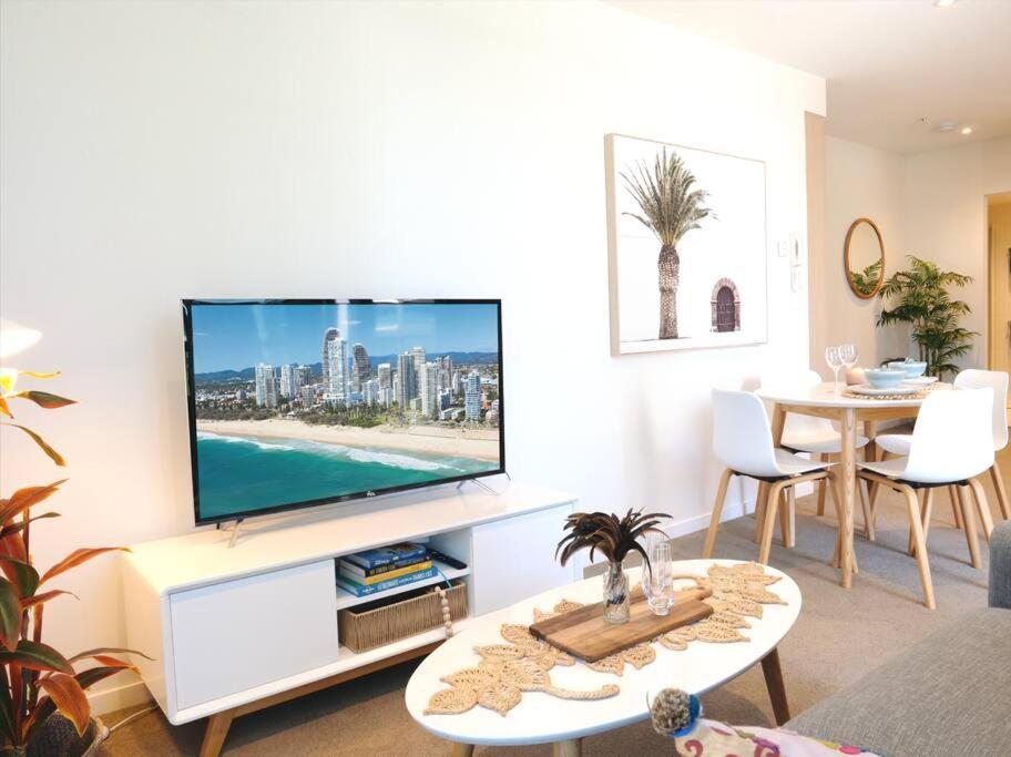 Broadbeach Stunner Modern And Central Gold Coast Bagian luar foto