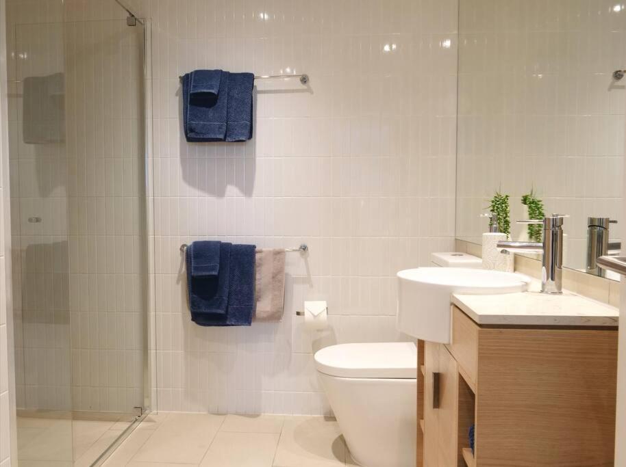 Broadbeach Stunner Modern And Central Gold Coast Bagian luar foto