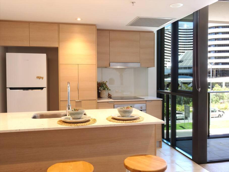 Broadbeach Stunner Modern And Central Gold Coast Bagian luar foto