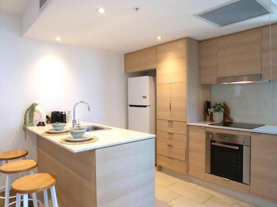 Broadbeach Stunner Modern And Central Gold Coast Bagian luar foto