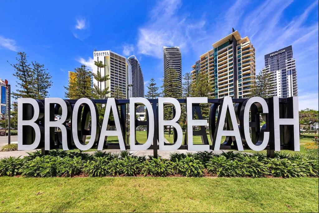 Broadbeach Stunner Modern And Central Gold Coast Bagian luar foto